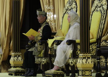 KUALA LUMPUR, 5 Jun -- Yang di-Pertuan Agong Al-Sultan Abdullah Ri'ayatuddin Al-Mustafa Billah Shah berkenan menyampaikan Titah Diraja pada Istiadat Menghadap dan Istiadat Pengurniaan Darjah Kebesaran, Bintang dan Pingat Persekutuan sempena sambutan Ulang Tahun Hari Keputeraan Rasmi Yang di-Pertuan Agong di Istana Negara hari ini.

Turut berangkat Raja Permaisuri Agong Tunku Azizah Aminah Maimunah Iskandariah.

--fotoBERNAMA (2023) HAK CIPTA TERPELIHARA