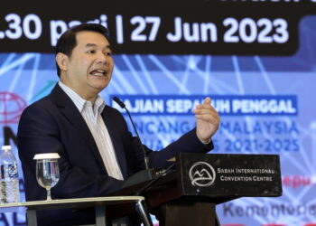 KOTA KINABALU, 27 Jun -- Menteri Ekonomi Rafizi Ramli ketika menyampaikan ucapan pada Sesi Libat Urus Kajian Separuh Penggal Rancangan Malaysia Ke-12 Tahun 2021-2025 (RMKe-12) bersama kerajaan negeri Sabah di Sabah International Convention Center (SICC) hari ini.

--fotoBERNAMA (2023) HAK CIPTA TERPELIHARA