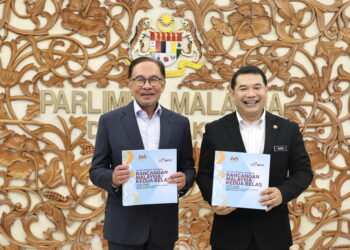 KUALA LUMPUR, 11 Sept -- Perdana Menteri Datuk Seri Anwar Ibrahim (kiri) bersama Menteri Ekonomi Rafizi Ramli menunjukkan buku Kajian Separuh Penggal (KSP) Rancangan Malaysia Ke-12 (RMK12) bertemakan ‘Malaysia MADANI: Mampan, Sejahtera, Berpendapatan Tinggi’ pada Mesyuarat Khas Dewan Rakyat hari ini.

-- fotoBERNAMA (2023) HAK CIPTA TERPELIHARA
