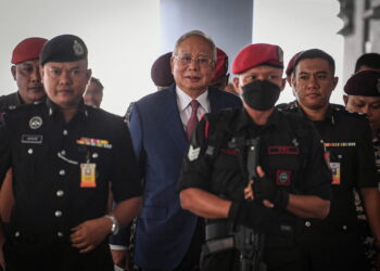 KUALA LUMPUR, 21 Sept -- Bekas Perdana Menteri Datuk Seri Najib Tun Razak (tengah) hadir ke Mahkamah Tinggi Kuala Lumpur hari ini atas pertuduhan berkaitan dana 1MDB.

Najib berdepan empat pertuduhan iaitu menggunakan kedudukan beliau untuk memperoleh suapan berjumlah RM2.3 bilion dana 1MDB dan 21 pertuduhan pengubahan wang haram membabitkan jumlah yang sama.

--fotoBERNAMA (2023) HAK CIPTA TERPELIHARA