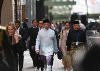 NEW YORK, 23 Sept -- Perdana Menteri Datuk Seri Anwar Ibrahim lengkap berbaju Melayu berjalan kaki di Bandaraya New York selepas menyampaikan Kenyataan Negara Malaysia pada Debat Umum Sesi ke-78 Perhimpunan Agung Pertubuhan Bangsa-Bangsa Bersatu (UNGA) pada Jumaat. 

--fotoBERNAMA (2023) HAK CIPTA TERPELIHARA