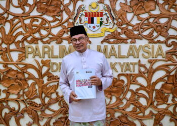 KUALA LUMPUR, 13 Okt -- Perdana Menteri Datuk Seri Anwar Ibrahim yang juga Menteri Kewangan menunjukkan buku Anggaran Perbelanjaan Persekutuan 2024 yang dibacakan ketika membentangkan Belanjawan 2024 Malaysia MADANI di Parlimen hari ini.

--fotoBERNAMA (2023) HAK CIPTA TERPELIHARA 



KUALA LUMPUR, Oct 13 -- Prime Minister Datuk Seri Anwar Ibrahim, who is also the Minister of Finance, showed the 2024 Federal Expenditure Estimates book which he read when presenting the Malaysia MADANI 2024 Budget at the Parliament today.

--fotoBERNAMA (2023) COPYRIGHT RESERVED