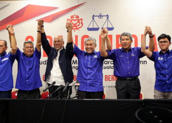 KUALA LUMPUR, 13 Nov -- Pengerusi Barisan Nasional (BN) Datuk Seri Dr Ahmad Zahid Hamidi (tiga, kanan) hari ini mengumumkan bekas Panglima Angkatan Tentera Malaysia (ATM) Jeneral (B) Tan Sri Raja Mohamed Affandi Raja Mohamed Noor (tiga, kiri) sebagai calon BN bagi Pilihan Raya Kecil (PRK) Kemaman, 2 Dis ini.

Ahmad Zahid berkata pemilihan Raja Mohamed Affandi, 66, setelah mendapat persetujuan daripada seluruh peringkat kepimpinan UMNO dan BN, untuk memberi peluang kepada calon langsung itu bagi merebut semula kerusi Parlimen berkenaan.

Suruhanjaya Pilihan Raya (SPR) menetapkan hari pengundian PRK bagi kerusi Parlimen Kemaman, Terengganu pada 2 Dis ini, manakala tarikh penamaan calon dan hari pengundian awal masing-masing ditetapkan pada 18 Nov dan 28 Nov.

--fotoBERNAMA (2023) HAK CIPTA TERPELIHARA