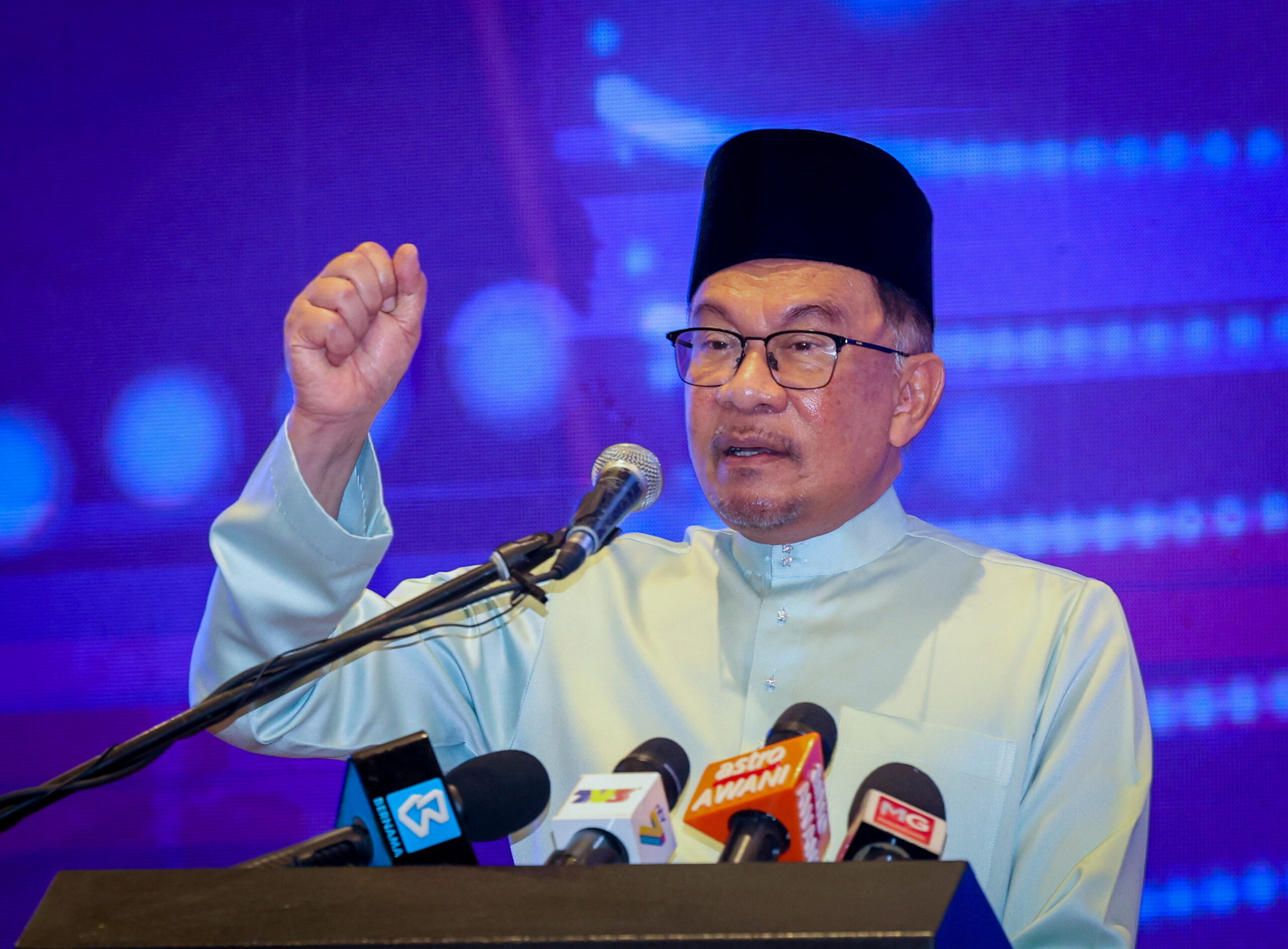 Anwar: Mastery of BM, English compulsory for students to build national ...