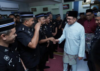 PUTRAJAYA, 8 Mac -- Perdana Menteri Datuk Seri Anwar Ibrahim (dua, kanan) bersalaman bersama anggota Polis Diraja Malaysia (PDRM) selepas menunaikan Solat Jumaat di Surau Amaniah, Ibu Pejabat Polis Daerah (IPD) Putrajaya, hari ini.

--fotoBERNAMA (2024) HAK CIPTA TERPELIHARA