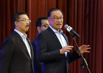 PUTRAJAYA, 18 Mac -- Perdana Menteri Datuk Seri Anwar Ibrahim menyampaikan ucapan pada Majlis Perjumpaan Perdana Menteri Bersama Warga Jabatan Perdana Menteri Bagi Bulan Mac 2024 di  Dewan De Seri Endon PUSPANITAPURI hari ini.

Turut sama Ketua Setiausaha Negara, Tan Sri Mohd Zuki Ali.

--fotoBERNAMA (2024) HAK CIPTA TERPELIHARA