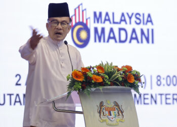 PUTRAJAYA, 2 April -- Perdana Menteri Datuk Seri Anwar Ibrahim berucap pada Majlis Perhimpunan Warga Kementerian Kewangan di Putrajaya hari ini. 

--fotoBERNAMA (2024) HAK CIPTA TERPELIHARA
