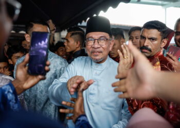 HULU SELANGOR, 12 April -- Perdana Menteri Datuk Seri Anwar Ibrahim beramah mesra bersama penduduk setempat selepas menunaikan solat Jumaat bersama rakyat di Masjid Bandar Utama Batang Kali hari ini.

-- fotoBERNAMA (2024) HAK CIPTA TERPELIHARA