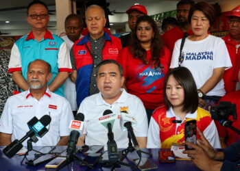 HULU SELANGOR, 1 Mei -- Setiausaha Agung DAP Anthony Loke (duduk tengah) bercakap pada sidang media pada program tinjauan mesra di pekan Kuala Kubu Baharu sempena kempen Pilihan Raya Kecil (PRK) Dewan Undangan Negeri (DUN) Kuala Kubu Baharu hari ini.

Tutut hadir Pengerusi DAP Selangor, Gobind Singh Deo (duduk kiri) dan Calon Pakatan Harapan Pang Sock Tao (duduk kanan).

-- fotoBERNAMA (2024) HAK CIPTA TERPELIHARA