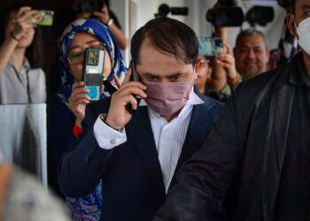 KUALA LUMPUR, 23 Mei -- Bekas setiausaha politik kepada bekas Menteri Dalam Negeri Datuk Seri Hamzah Zainudin, dihadapkan ke Mahkamah Sesyen di sini hari ini atas dua pertuduhan menerima suapan wang tunai berjumlah RM350,000 bagi membantu sebuah syarikat mendapatkan tender perkhidmatan penyelenggaraan dan pembekalan alat ganti peralatan untuk Polis Diraja Malaysia (PDRM).

Sayed Amir Muzzakkir Al Sayed Mohamad, 42, mengaku tidak bersalah selepas kedua-dua pertuduhan terhadapnya dibacakan di hadapan Hakim Azura Alwi.

--fotoBERNAMA (2024) HAK CIPTA TERPELIHARA


KUALA LUMPUR, May 23 -- A former political secretary to former Home Minister Datuk Seri Hamzah Zainudin was charged in the Sessions Court here today with two counts of accepting RM350,000 in gratification to help a company obtain a tender for maintenance services and the supply of spare parts for the Royal Malaysia Police (PDRM).

Sayed Amir Muzzakkir Al Sayed Mohamad, 42, pleaded not guilty to both charges before Judge Azura Alwi.

--fotoBERNAMA (2024) COPYRIGHT RESERVED
