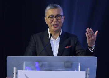 CYBERJAYA, 6 Ogos -- Menteri Pelaburan, Perdagangan dan Industri Datuk Seri Tengku Zafrul Tengku Abdul Aziz  berucap pada Majlis Pecah Tanah Vantage KUL2 Kampus di Jalan Cyber Point 4, Cyber 8 hari ini.

--fotoBERNAMA (2024) HAK CIPTA TERPELIHARA