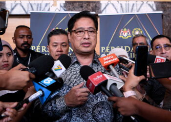 BANGI, 26 Sept -- Ketua Pesuruhjaya Suruhanjaya Pencegahan Rasuah Malaysia (SPRM), Tan Sri Azam Baki ketika sidang media selepas Persidangan Penyelidikan Governans, Intergriti dan Antirasuah Peringkat Kebangsaan kali ke-3, yang bertemakan "Mendepani Ancaman Rasuah: Pembanterasan Secara Kolektif",  hari ini.

--fotoBERNAMA (2024) HAK CIPTA TERPELIHARA