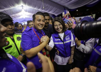 KLUANG, 28 Sept -- Calon Barisan Nasional (BN) Syed Hussien Syed Abdullah bersama para penyokong meraikan kejayaan setelah menang dalam Pilihan Raya Kecil (PRK) Dewan Undangan Negeri (DUN) Mahkota di Command Centre BN hari ini.

BN berjaya mempertahankan kerusi DUN Mahkota dengan majoriti 20,648 undi.

--fotoBERNAMA (2024) HAK CIPTA TERPELIHARA