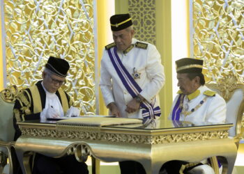 KOTA KINABALU, 1 Jan -- Hakim Besar Sabah dan Sarawak Tan Sri Abdul Rahman Sebli (kiri) menandatangani surat sumpah jawatan Tun Musa Aman sebagai Yang Dipertua Negeri Sabah ke-11 di Istana Seri Kinabalu hari ini.

--fotoBERNAMA (2025) HAK CIPTA TERPELIHARA