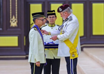 KUALA LUMPUR, 7 Mac -- Yang di-Pertuan Agong Sultan Ibrahim berkenan mengurniakan Darjah Kebesaran Panglima Mahkota Wilayah (PMW) yang membawa gelaran Datuk kepada Menteri Komunikasi Datuk Fahmi Fadzil di Balairung Seri, Istana Negara hari ini.

Sebanyak 32 individu dianugerahkan Darjah Kebesaran, Bintang dan Pingat Wilayah Persekutuan sempena sambutan Hari Wilayah Persekutuan 2025 pagi ini.

-- fotoBERNAMA (2025) HAK CIPTA TERPELIHARA