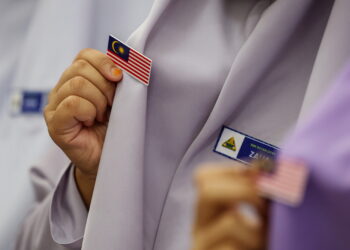 GEORGE TOWN, 17 April -- Inisiatif pemakaian lencana Jalur Gemilang pada pakaian seragam sekolah yang bermula 21 April ini bermatlamat untuk menyemai semangat patriotisme dan cintakan negara dalam kalangan pelajar.

Menteri Pendidikan Fadhlina Sidek berkata, inisiatif itu akan meningkatkan rasa bangga dan hormat kepada negara dan meningkatkan disiplin murid.

-- fotoBERNAMA (2025) HAK CIPTA TERPELIHARA