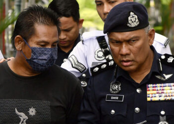 TELUK INTAN, 16 Mei --  Pemandu lori muatan batu kerikil yang terlibat dalam kemalangan maut sehingga meragut nyawa sembilan anggota Pasukan Simpanan Persekutuan (FRU) pada Selasa lalu, dibawa ke Mahkamah Teluk Intan hari ini bagi menghadapi pertuduhan di bawah Seksyen 41(1) Akta Pengangkutan Jalan 1987.

Turut hadir di mahkamah ialah Ketua Polis Daerah Hilir Perak, ACP Dr. Bakri Zainal Abidin (kanan), bersama beberapa pegawainya.

Rudi Zulkarnain Mat Radi, 45, mengaku tidak bersalah di Mahkamah Majistret selepas pertuduhan dibacakan secara berasingan di hadapan Hakim Norhamizah Sharifuddin.
 
-- fotoBERNAMA (2025) HAK CIPTA TERPELIHARA