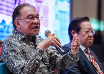 KUALA LUMPUR, 19 Jun -- Perdana Menteri Datuk Seri Anwar Ibrahim pada sesi dialog pada 38th Asia-Pacific Roundtable: Recalibrating Asias Frontiers di sini hari ini.

Turut bersama Pengerusi Institut Kajian Strategik dan Antarabangsa (ISIS) Malaysia, Datuk Prof Dr Mohd Faiz Abdullah (kanan).

--fotoBERNAMA (2025) HAK CIPTA TERPELIHARA