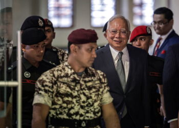 KUALA LUMPUR, 20 Jun -- Bekas Perdana Menteri Datuk Seri Najib Tun Razak (tiga, kanan) ketika hadir di Kompleks Mahkamah Kuala Lumpur hari ini.

Mahkamah Tinggi hari ini melepas tanpa membebaskan Najib daripada tiga pertuduhan pengubahan wang haram membabitkan dana SRC International Sdn Bhd (SRC) berjumlah RM27 juta.

Hakim K Muniandy membuat keputusan itu selepas membenarkan permohonan Najib untuk dilepas tanpa dibebaskan.

--fotoBERNAMA (2025) HAK CIPTA TERPELIHARA