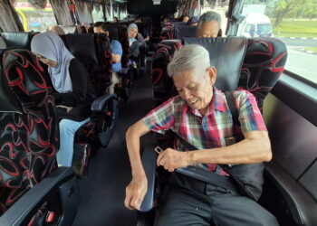 SEPANG, 2 Julai --  Jabatan Pengangkutan Jalan (JPJ) menjalankan operasi khas penguatkuasaan penuh terhadap pemakaian tali pinggang keledar bagi pemandu dan semua penumpang bas ekspres serta bas persiaran di Kawasan Rehat dan Rawat (R&R) Dengkil arah utara, hari ini.

Sejak 1 Januari 2020, semua pengusaha bas ekspres diwajibkan memastikan setiap tempat duduk dilengkapi dengan tali pinggang keledar yang berada dalam keadaan baik dan berfungsi.

--fotoBERNAMA (2025) HAK CIPTA TERPELIHARA