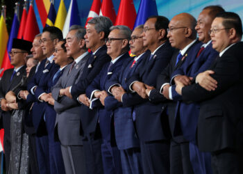KUALA LUMPUR, July 10   Malaysia's Foreign Minister, Datuk Seri Mohamad Hasan (centre), and Chinas Foreign Minister, Wang Yi (sixth left), pose for a group photo with the ASEAN traditional handshake, alongside ASEAN foreign ministers, the Foreign Minister of Timor-Leste  participating as an observer  and the ASEAN Secretary-General during the ASEAN Post-Ministerial Conference with China, in conjunction with the 58th ASEAN Foreign Ministers Meeting (AMM) and related meetings at the Kuala Lumpur Convention Centre today.

-- fotoBERNAMA (2025) COPYRIGHT RESERVED