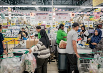JOHOR BAHRU, 1 Sept -- Warga Johor memanfaatkan bantuan Sumbangan Asas Rahmah (SARA) sebanyak RM100 dengan membeli barangan keperluan harian pada hari kedua pelaksanaannya ketika tinjauan di Pasar Raya Econsave Kangkar Pulai hari ini.

Bantuan SARA berjumlah RM100 secara sekali beri kepada semua warganegara berusia 18 tahun ke atas mula disalurkan melalui MyKad semalam, memberi manfaat kepada 22 juta rakyat dengan peruntukan RM2 bilion.

--fotoBERNAMA (2025) HAK CIPTA TERPELIHARA