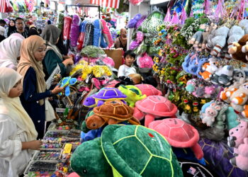 KUALA TERENGGANU, 15 Sept -- Orang ramai terutama dari luar negeri berkesempatan mengunjungi Pasar Besar Kedai Payang untuk membeli-belah sempena cuti sekolah hari ini.

Percutian ke Terengganu terutama pada musim cuti ini pastinya tidak lengkap tanpa lawatan ke pusat jualan ikon negeri, Pasar Payang.

Rangkaian pelbagai jenis produk tradisional dan moden yang dihimpunkan di bawah satu bumbung menjadikan Pasar Payang antara lokasi wajib pelancong apabila bertandang ke negeri Sang Penyu.

--fotoBERNAMA (2025) HAK CIPTA TERPELIHARA