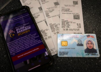 SEREMBAN, 30 Sept -- Orang ramai memanfaatkan inisiatif BUDI MADANI RON95 (BUDI95) dengan mengisi minyak pada harga baharu RM1.99 seliter ketika tinjauan di sebuah stesen minyak di Rasah, hari ini.

Tinjauan Bernama mendapati pelaksanaan inisiatif yang kini melibatkan sebanyak 16 juta rakyat Malaysia berjalan lancar, malah rata-rata pengguna menyifatkan langkah ini sebagai bantuan besar dalam meringankan beban kos sara hidup harian mereka. 

--fotoBERNAMA (2025) HAK CIPTA TERPELIHARA