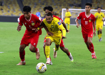 KUALA LUMPUR, 14 Okt -- Pemain Malaysia Faisal Halim diasak pemain Laos pada perlawanan Kelayakan Piala Asia 2027 di antara Malaysia menentang Laos di Stadium Nasional Bukit Jalil hari ini.

Keputusan penuh Malaysia menewaskan Laos 5-1.

--fotoBERNAMA (2025) HAK CIPTA TERPELIHARA