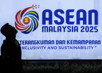 KUALA LUMPUR, Oct 23 -- A passerby walks past the official logo of Malaysias ASEAN Chairmanship 2025 here today, as Kuala Lumpur comes alive with anticipation for the 47th ASEAN Summit and Related Summits taking place from Oct 26 to 28 at the Kuala Lumpur Convention Centre (KLCC).

--fotoBERNAMA (2025) COPYRIGHT RESERVED