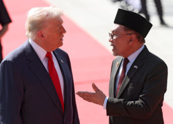 SEPANG, Oct 26 --  United States President Donald Trump arrives in Malaysia today to attend the 47th ASEAN Summit, marking the first visit by a US president to the country in a decade and his maiden visit to Malaysia.

The US Presidents official aircraft, Air Force One, touches down at the Bunga Raya Complex, Kuala Lumpur International Airport (KLIA), at 9.54 am, where he is received by Prime Minister Datuk Seri Anwar Ibrahim.

-- fotoBERNAMA (2025) COPYRIGHT RESERVED

SEPANG, 26 Okt   Presiden Amerika Syarikat (AS) Donald Trump tiba di Malaysia hari ini untuk menghadiri Sidang Kemuncak ASEAN ke-47 di ibu negara, menandakan lawatan pertama Presiden AS ke negara ini dalam tempoh sedekad.

Pesawat rasmi Presiden AS, Air Force One, mendarat di Kompleks Bunga Raya, Lapangan Terbang Antarabangsa Kuala Lumpur (KLIA) pada 9.54 pagi dan disambut oleh Perdana Menteri Datuk Seri Anwar Ibrahim.

--fotoBERNAMA (2025) HAK CIPTA TERPELIHARA