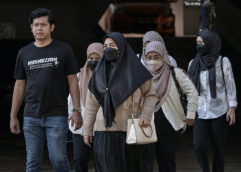 PETALING JAYA, 31 Okt -- Ismanira Abdul Manaf (kanan) bersama suaminya Zaim Ikhwan Zahari hadir di Kompleks Mahkamah Petaling Jaya pagi ini bagi mendengar keputusan di akhir pembelaan kes pengabaian kanak-kanak autistik berusia enam tahun, Allahyarham Zayn Rayyan Abdul Matin.

--fotoBERNAMA (2025) HAK CIPTA TERPELIHARA