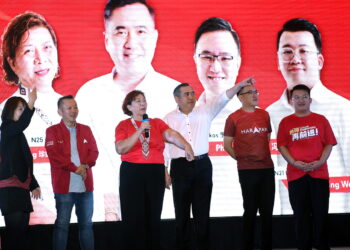 KOTA KINABALU, 16 Nov -- Setiausaha Agung DAP Anthony Loke bersama calon-calon DAP yang akan bertanding pada Pilihan Raya Negeri Sabah ke-17, ketika berkempen di Penampang malam ini.

Dari kiri, Calon N.22 Tanjung Aru, Chan Foong Hin, Calon N.25 Kapayang Jannie Lasimbang, Calon N.19 Likas Phoong Jin Zhe dan Calon N.21 Luyang Chan Loong Wei.

--fotoBERNAMA (2025) HAKCIPTA TERPELIHARA
