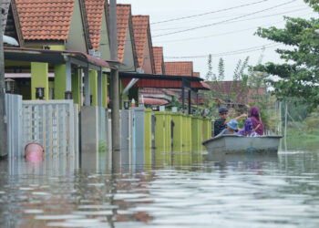 KUALA TERENGGANU, 29 Nov -- Penduduk menggunakan sampan untuk pulang ke rumah bagi mengambil barangan peribadi sebelum kembali ke Pusat Pemindahan Sementara (PPS) di Taman Desa Setia, Kampung Atas Tol, hari ini.

-- fotoBERNAMA (2025) HAK CIPTA TERPELIHARA