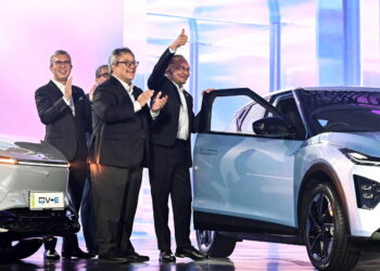 KUALA LUMPUR, 1 Dis -- Perdana Menteri, Datuk Seri Anwar Ibrahim (kanan) pada Majlis Peluncuran Kenderaan Elektrik (EV) Pertama Perodua di Kementerian Pelaburan, Perdagangan dan Industri (MITI) hari ini.

Perodua memperkenalkan kenderaan elektrik (EV) pertamanya yang dikenali sebagai QV-E pada harga RM80,000 (harga runcit tidak termasuk insurans dan bateri) sebagai sebahagian daripada agenda nasional negara dalam membangunkan ekosistem EV yang mampan.

Turut hadir Menteri Pelaburan, Perdagangan dan Industri Tengku Datuk Seri Zafrul Abdul Aziz.


--fotoBERNAMA (2025) HAK CIPTA TERPELIHARA
