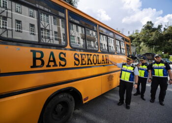 CAMERON HIGHLANDS, 5 Dis -- Pengarah Kanan Penguatkuasaan Jabatan Pengangkutan Jalan (JPJ) Datuk Muhammad Kifli Ma Hassan (kiri) melihat bas sekolah yang disita pada sidang media Ops Bersepadu-Penguatkuasaan Kenderaan Perdagangan di JPJ Cameron Highlands hari ini.

--fotoBERNAMA (2025) HAK CIPTA TERPELIHARA