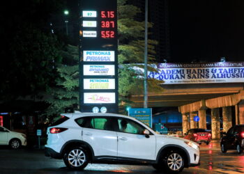 KUALA LUMPUR, 27 Mac -- Harga bahan api di Asia Tenggara kini menunjukkan peningkatan, dengan perbezaan antara negara ASEAN dipengaruhi oleh dasar subsidi, struktur cukai serta turun naik harga minyak global.

Di Malaysia, petrol RON95 bersubsidi kekal pada RM1.99 seliter, menjadikannya antara yang termurah di rantau ini walaupun harga minyak mentah dunia meningkat. 

Pada Khamis, Perdana Menteri Datuk Seri Anwar Ibrahim turut mengumumkan penyelarasan sementara kuota Program Budi MADANI RON95 (BUDI95) daripada 300 liter kepada 200 liter.

--fotoBERNAMA (2026) HAKCIPTA TERPELIHARA