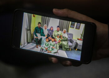 BATU KURAU, 30 Mac -- Balu, Nor Nadia Abdul Majid 32, menunjukkan gambar bersama arwah Amirul Hafiz Omar 33, ketika ditemui di Kampung Repoh, Batu Kurau dekat sini hari ini.

Balu kepada mangsa yang maut selepas dirempuh seorang pemandu dipercayai di bawah pengaruh alkohol dan dadah di Klang, Selangor, semalam nekad mahu berjuang bagi menuntut keadilan di mahkamah.

--fotoBERNAMA (2026) HAK CIPTA TERPELIHARA
