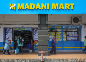 KUANTAN,  4 April -- Orang ramai mengunjungi kedai runcit MADANI Mart Indera Mahkota 8 (IM8) untuk membeli barangan keperluan harian hari ini.

Tinjauan mendapati orang ramai terus memberikan sambutan menggalakkan terhadap inisiatif MADANI Mart di cawangan pertama tersebut sejak awal pagi.

Inisiatif MADANI Mart yang diterajui oleh Yayasan MADANI merupakan konsep kedai komuniti yang menyediakan barangan keperluan harian pada harga berpatutan dan mudah dicapai oleh rakyat, berteraskan slogan Kedai Runcit Harga Rahmah.

-- fotoBERNAMA (2026) HAK CIPTA TERPELIHARA