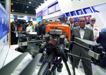 KUALA LUMPUR, 20 April -- Menteri Pertahanan Datuk Seri Mohamed Khaled Nordin melihat replika Dron yang dipamerkan di reruai MINDEF selepas merasmikan Pavillion Kementerian Pertahanan Malaysia (MINDEF) sempena Pameran Perkhidmatan Pertahanan Asia (DSA) dan Pameran Keselamatan Kebangsaan (NATSEC) Asia 2026 di Pusat Pameran dan Perdagangan Antarabangsa Malaysia (MITEC), hari ini.

--fotoBERNAMA (2026) HAK CIPTA TERPELIHARA