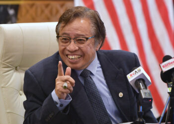 KUCHING, 6 Jan -- Ketua Menteri Sarawak Datuk Patinggi Abang Johari Tun Openg menjawab soalan pemberita di Bilik Mesyuarat Khas di Wisma Bapa Malaysia hari ini.
Johari memberi bayangan bahawa Pilihan Raya Negeri (PRN) ke-12 tidak akan diadakan dalam masa terdekat ini.
PRN Sarawak ke-11 diadakan pada 7 Mei 2016 dan tempoh akhir untuk mengadakan PRN berikutnya ialah pada Julai 2021.
-- fotoBERNAMA (2020) HAK CIPTA TERPELIHARA