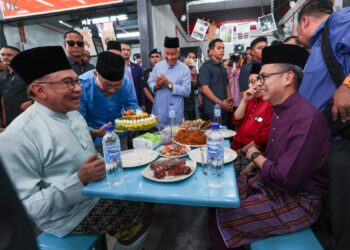 KUALA LUMPUR, 4 Ogos -- Ahli Parlimen Lembah Pantai Ahmad Fahmi Mohamed Fadzil bercakap kepada media selepas memberi keterangan berkaitan sekumpulan Ahli Parlimen pembangkang yang berkumpul di Dataran Merdeka setelah tidak dibenarkan memasuki bangunan Parlimen pada Isnin lepas di Ibu Pejabat Polis Daerah Dang Wangi hari ini.
--fotoBERNAMA (2021) HAK CIPTA TERPELIHARA