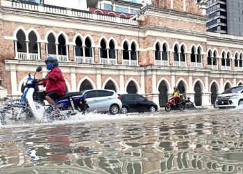 Dataran Merdeka full of Flood after heavy rain in city centre of Kuala Lumpur yesterday. — SS KANESAN/The Star