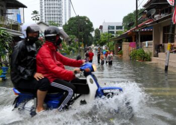 KUALA LUMPUR, 18 Dis -- Sekumpulan kanak-kanak bermain air banjir yang melanda Lorong Raja Mahadi di Kampung Baru hari ini.

Menurut ramalan cuaca yang dikeluarkan Jabatan Meteorologi Malaysia hari ini memaklumkan bahawa ribut petir akan berlaku di kebanyakan tempat di Wilayah Persekutuan Kuala Lumpur dan Putrajaya pada petang ini. Manakala hujan akan berlaku di beberapa tempat di Selangor, Wilayah Persekutuan Kuala Lumpur dan Putrajaya pada sebelah malam.

--fotoBERNAMA (2021) HAK CIPTA TERPELIHARA