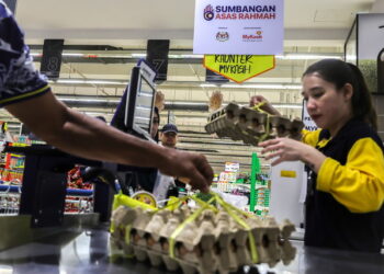 KUCHING, 3 Mei -- Orang ramai membeli barangan keperluan di kaunter khas bantuan Sumbangan Asas Rahmah (SARA) di pasaraya Mydin baru-baru ini.

SARA merupakan usaha Kerajaan MADANI meringankan beban kos sara hidup golongan berpendapatan rendah menerusi bantuan dikreditkan ke MyKad penerima dengan mereka yang mendapat manfaatnya diperluaskan kepada 5.4 juta penerima bermula 1 April. 

-- fotoBERNAMA (2025) HAK CIPTA TERPELIHARA