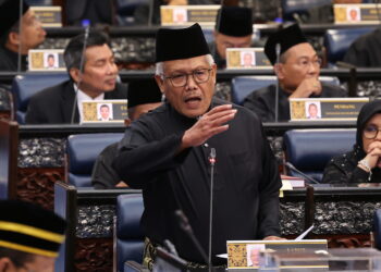 KUALA LUMPUR, 19 Dis -- Ketua Pembangkang Datuk Seri Hamzah Zainudin yang juga Ahli Parlimen Larut berbahas mengenai usul terhadap keabsahan perlantikan Ahli Parlimen Tambun Datuk Seri Anwar Ibrahim sebagai Perdana Menteri Ke-10 pada Mesyuarat Pertama Penggal Pertama Majlis Parlimen ke-15 Dewan Rakyat di Parlimen hari ini.

--fotoBERNAMA (2022) HAK CIPTA TERPELIHARA