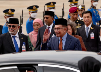 YAB Perdana Menteri, Dato’ Seri Anwar Ibrahim bersama isteri Datuk Seri Dr Wan Azizah Wan Ismail disambut oleh Timbalan Perdana Menteri Thailand, Don Pramudwinai serta delegasi ketika tiba di Lapangan Terbang Tentera Udara DiRaja Thailand pada  9 Februari 2023. - AFIQ HAMBALI/Pejabat Perdana Menteri

NO SALES; NO ARCHIVE; RESTRICTED TO EDITORIAL USE ONLY. NOTE TO EDITORS: This photos may only be used for editorial reporting purposes for the contemporaneous illustration of events, things or the people in the image or facts mentioned in the caption. Reuse of the pictures may require further permission. MANDATORY CREDIT - AFIQ HAMBALI/Prime Minister’s Office of Malaysia