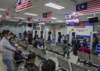 KUALA LUMPUR, 17 MEI 2022 - Sebahagian orang awam yang menunggu giliran dari jam seawal 8 pagi di Kaunter  Jabatan Imigresen, Pusat Transformasi Bandar (UTC) cawangan Keramat bagi berurusan mengenai pasport ketika tinjauan orang ramai berurusan di Kaunter Jabatan Imigresen di sini hari ini. GAMBAR - AMIR KHALID / PIX SAHAJA