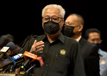 KUALA LUMPUR, 6 Ogos -- Timbalan Perdana Menteri yang juga Menteri Pertahanan Datuk Seri Ismail Sabri Yaakob ketika sidang media tergempar bersama ahli-ahli Barisan Nasional (BN) di Menara Dewan Bandaraya Kuala Lumpur (DBKL) hari ini.
Seramai 31 Ahli Parlimen UMNO dan BN tetap bersama kerajaan dan sokong tentukan keabsahan kerajaan di Parlimen.
--fotoBERNAMA (2021) HAK CIPTA TERPELIHARA

KUALA LUMPUR, Aug 6 -- Deputy Prime Minister and Defense Minister Datuk Seri Ismail Sabri Yaakob during a press conference with Barisan Nasional (BN) members at Menara Dewan Bandaraya Kuala Lumpur (DBKL) today.
A total of 31 MPs from UMNO, BN to continue supporting PN government until legitimacy ascertained in Parliament.
--fotoBERNAMA (2021) COPYRIGHTS RESERVED