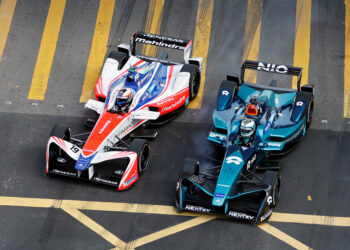 FILE PHOTO:Formula E - FIA Formula E Hong Kong ePrix - Hong Kong - December 3, 2017 Mahindra's Felix Rosenqvist of Sweden and NIO's Luca Filippi of Italy in action during the race. REUTERS/Tyrone Siu/File Photo